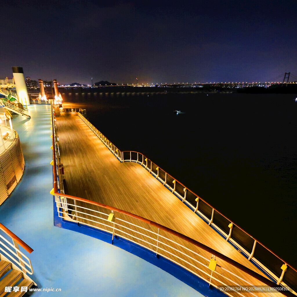 游轮甲板夜景