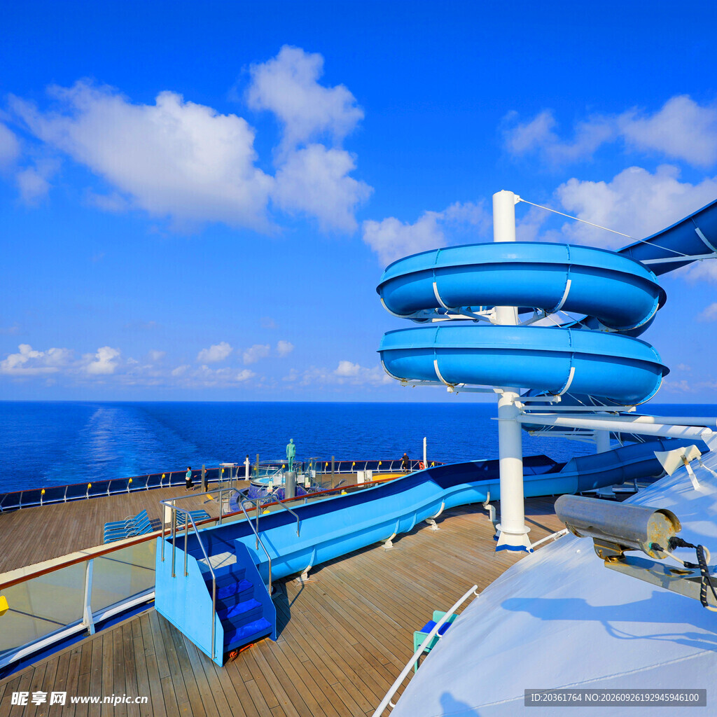 邮轮甲板水上滑梯海景