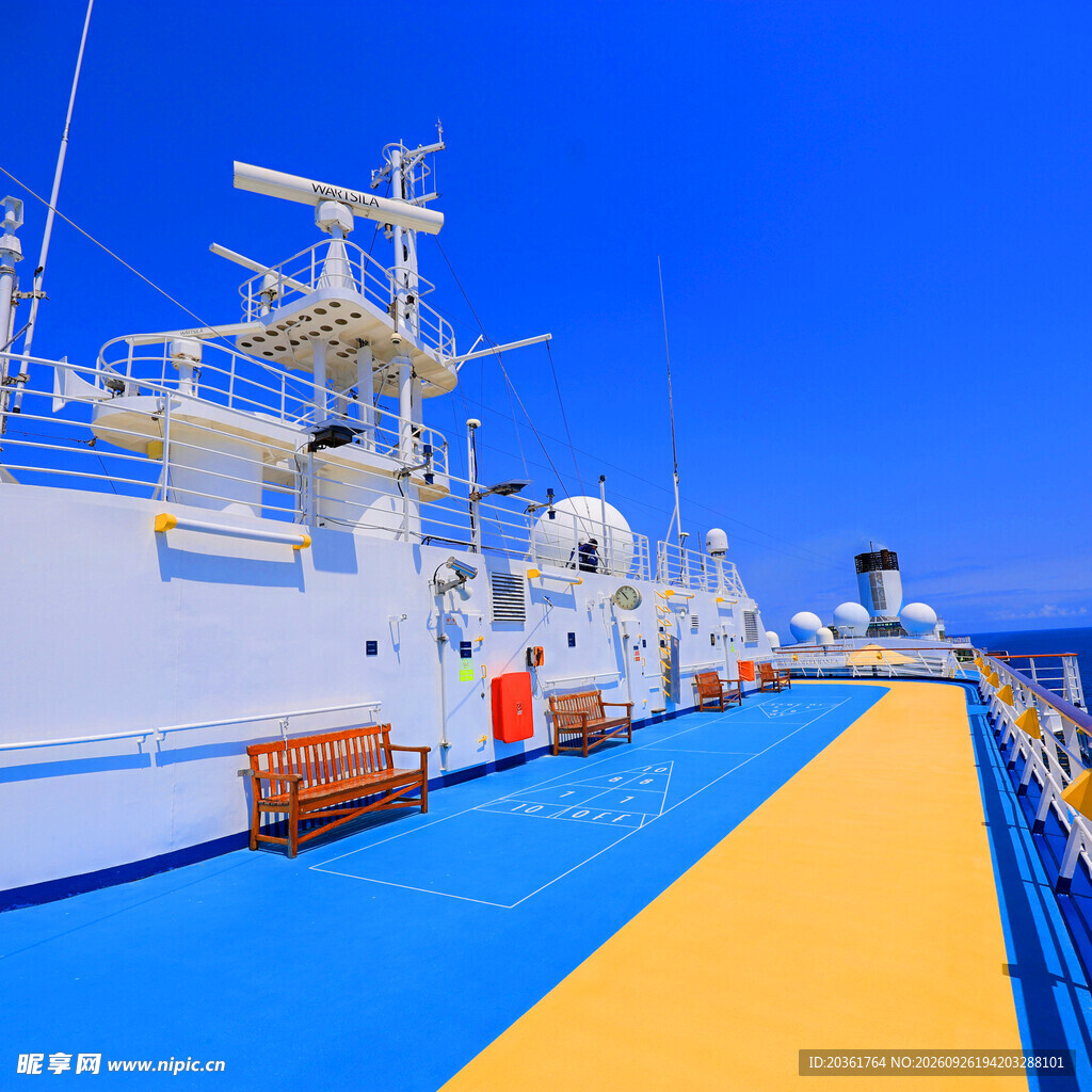 邮轮甲板晴空美景