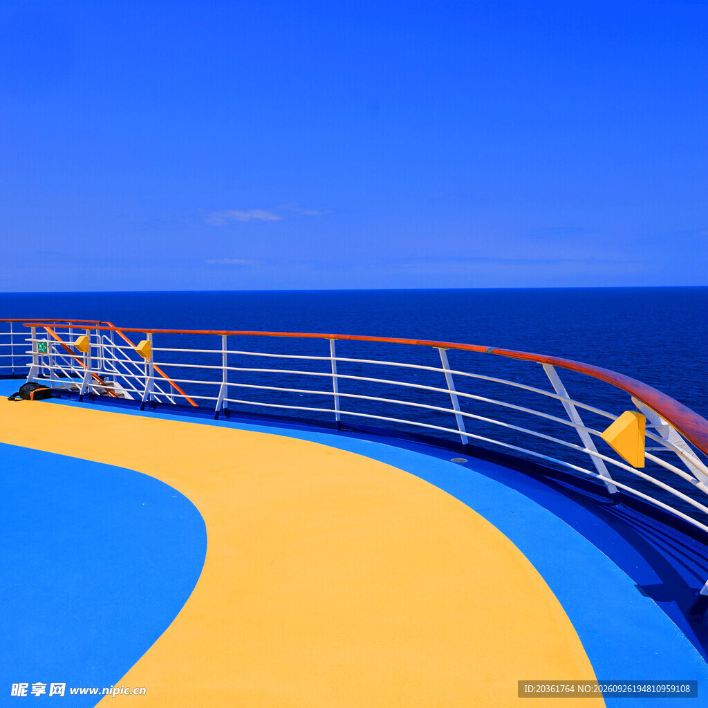 邮轮甲板观海景