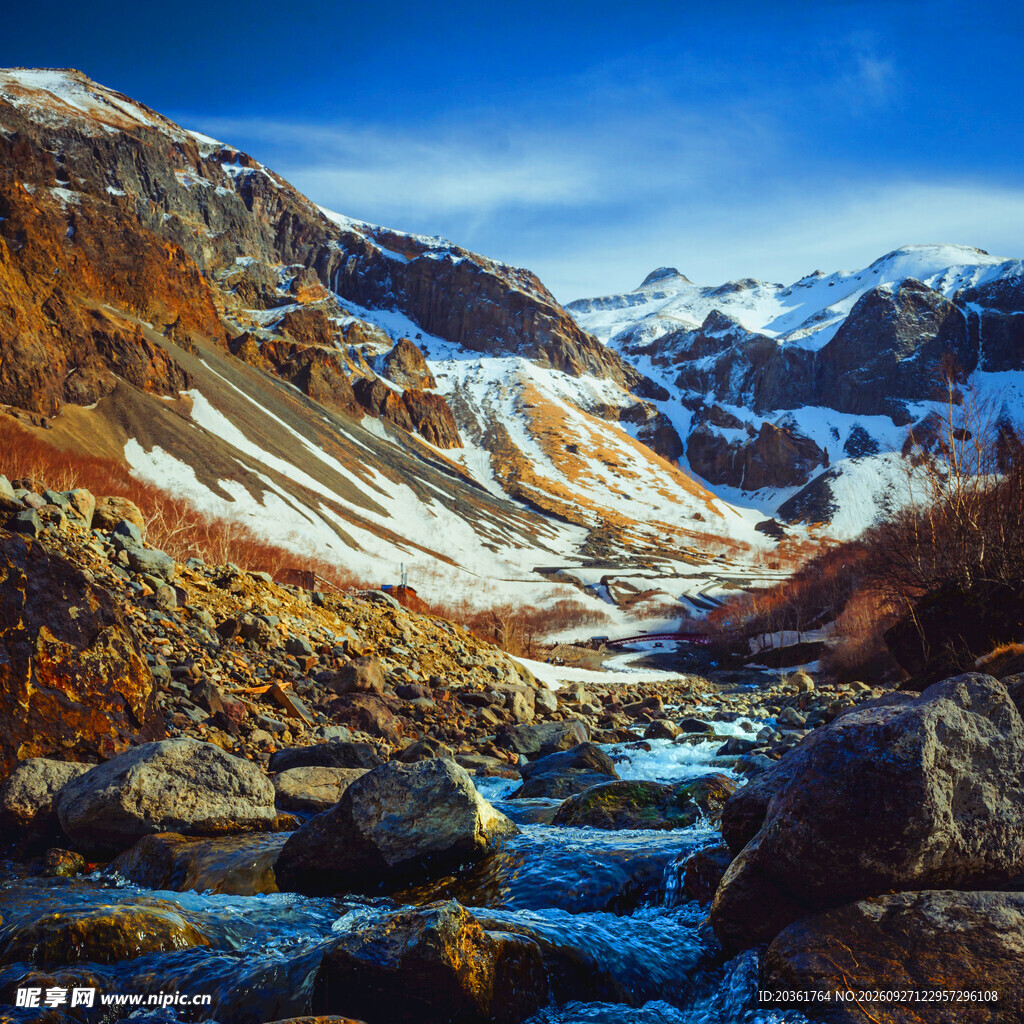 雪山下的河谷溪流美景