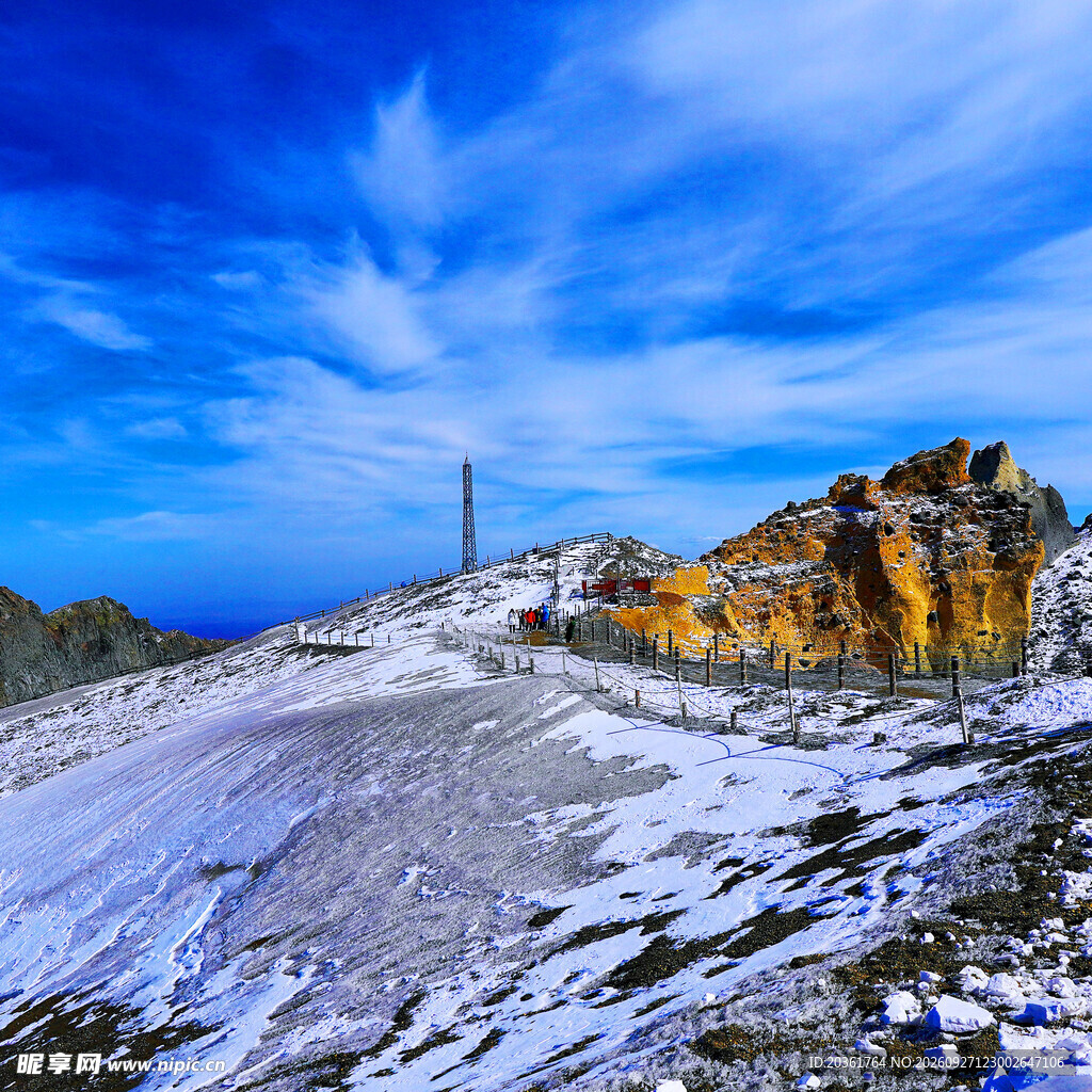 高海拔雪山晴日风光