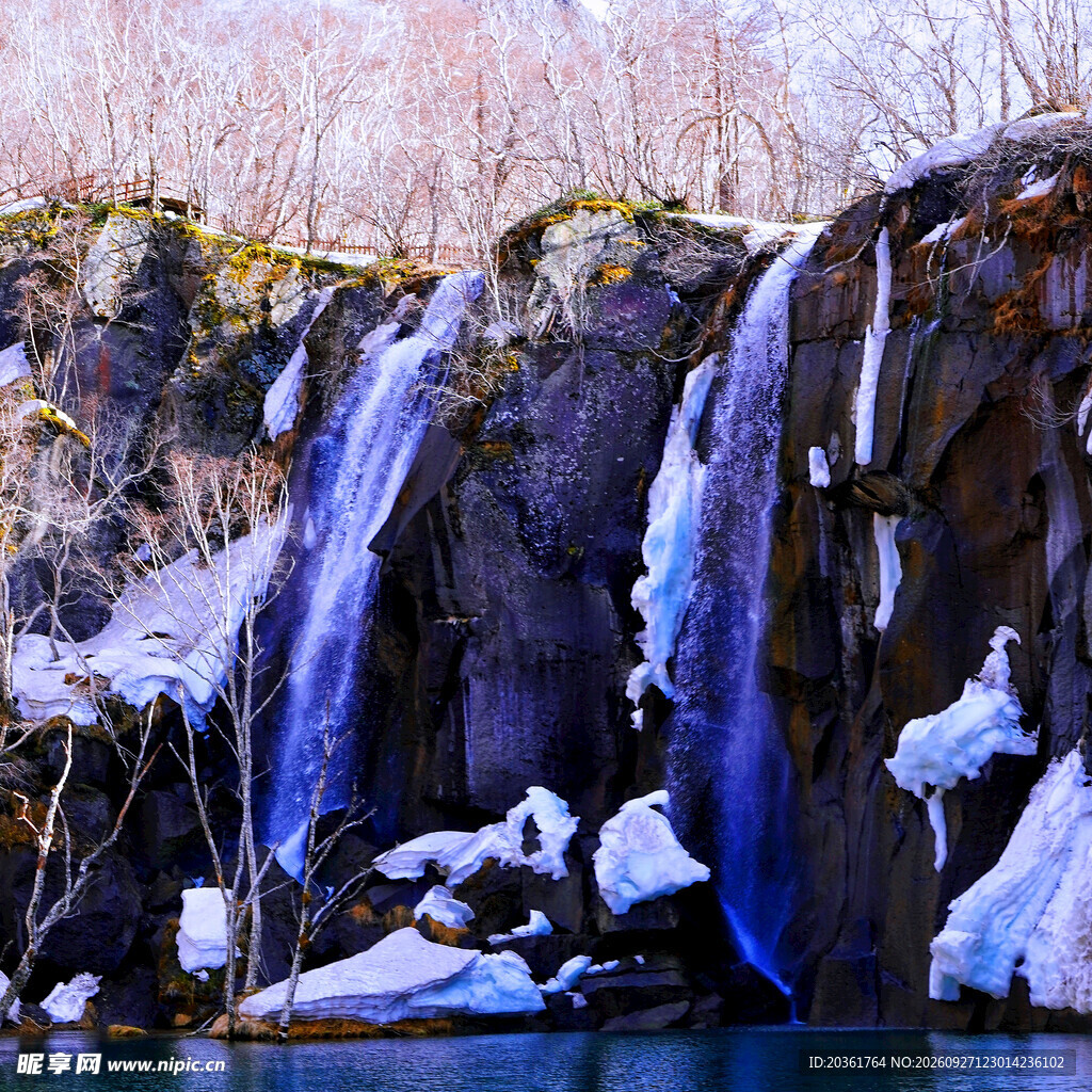 冬季山间冰瀑风光