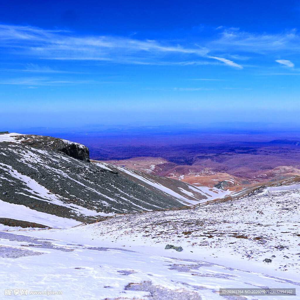 晴日高原雪山旷野风光