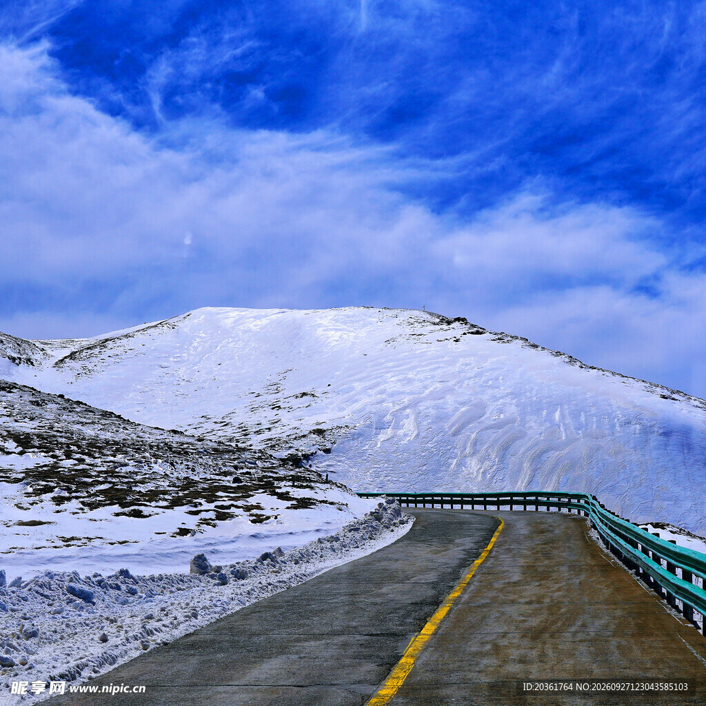 雪山公路冬日风光