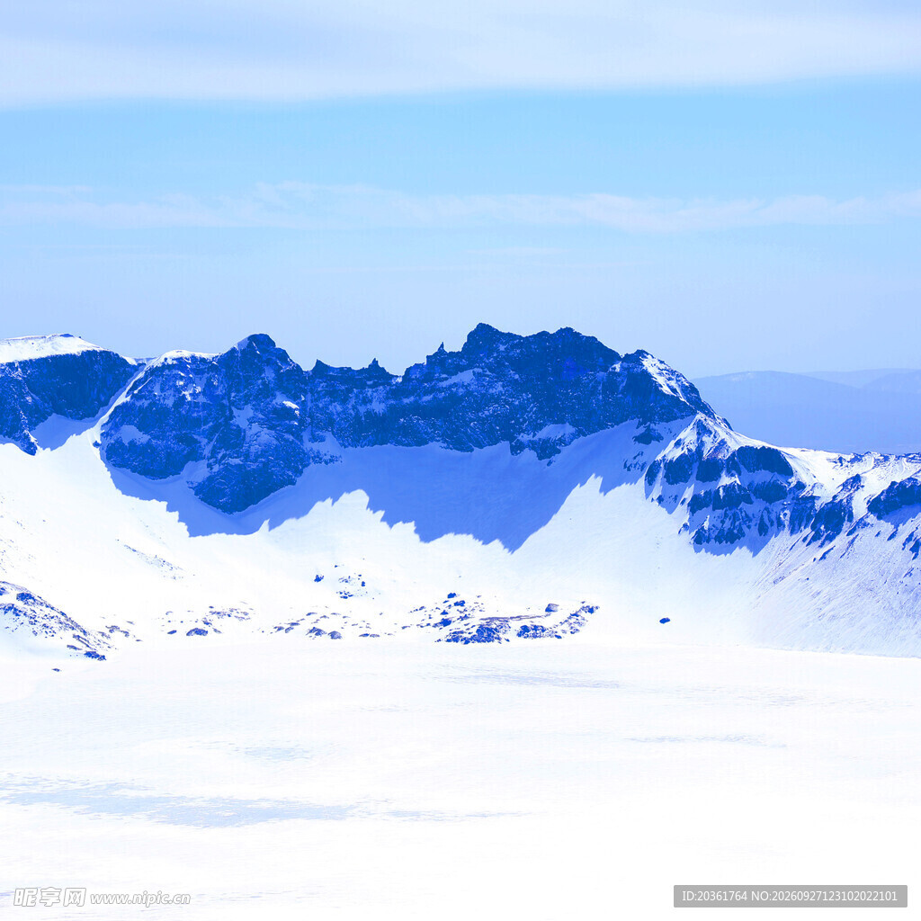 蓝天下的雪山雪景