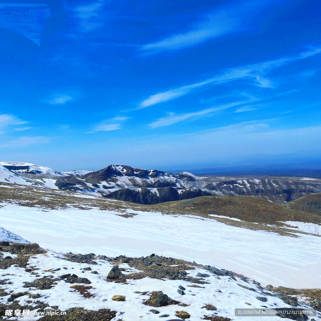 高原晴日雪山风光