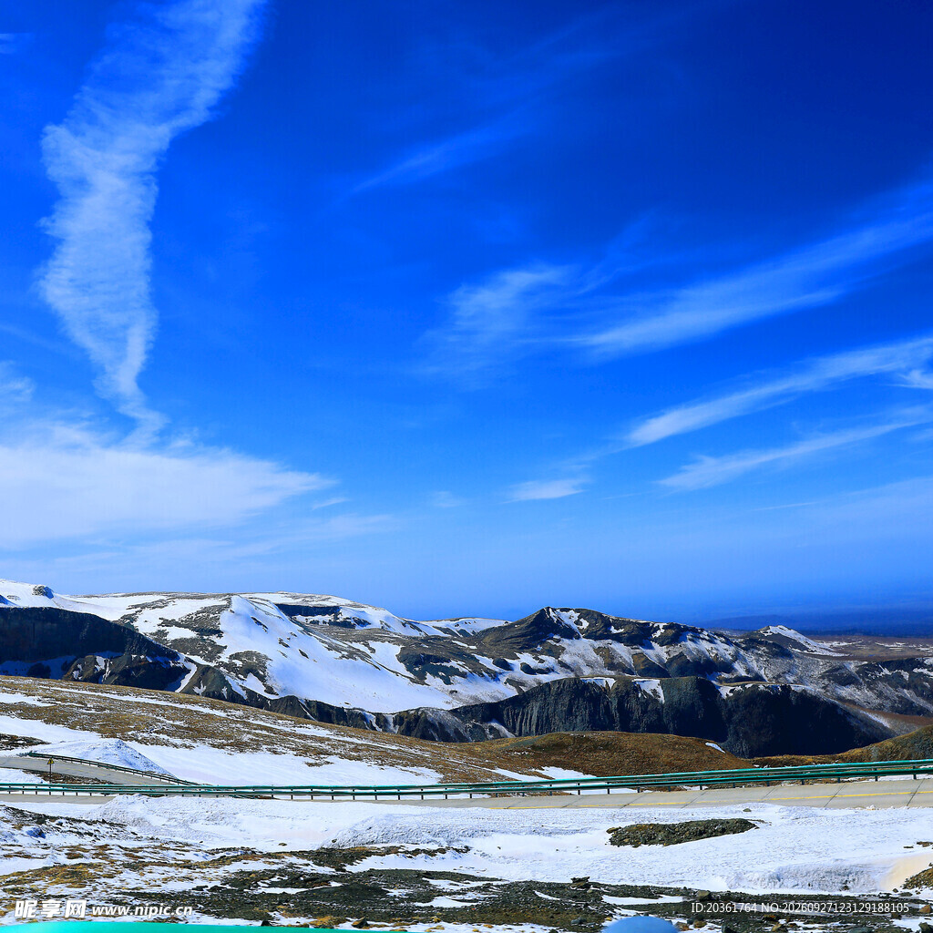 高原旷野雪山晴空风光