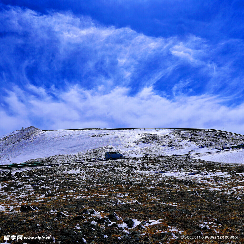 高原旷野雪景风光