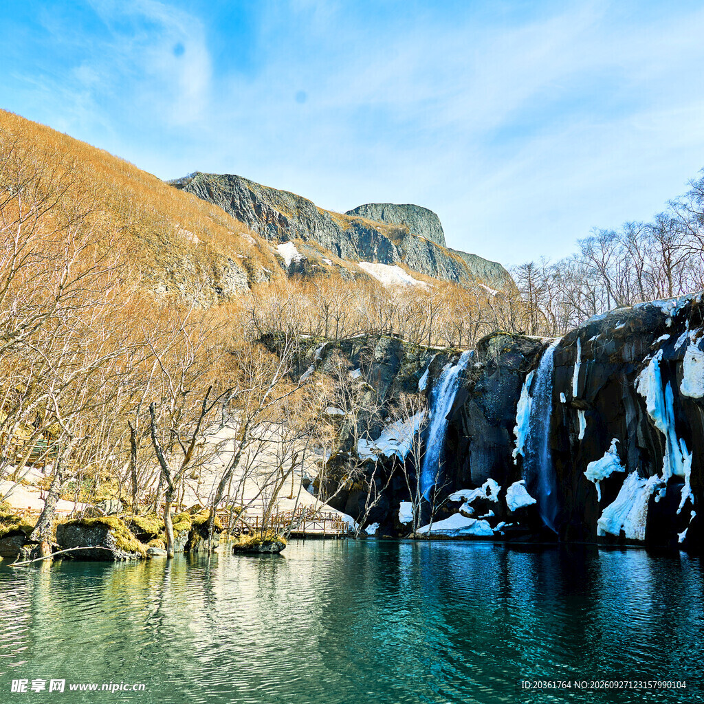 冬日山野瀑布碧湖风光