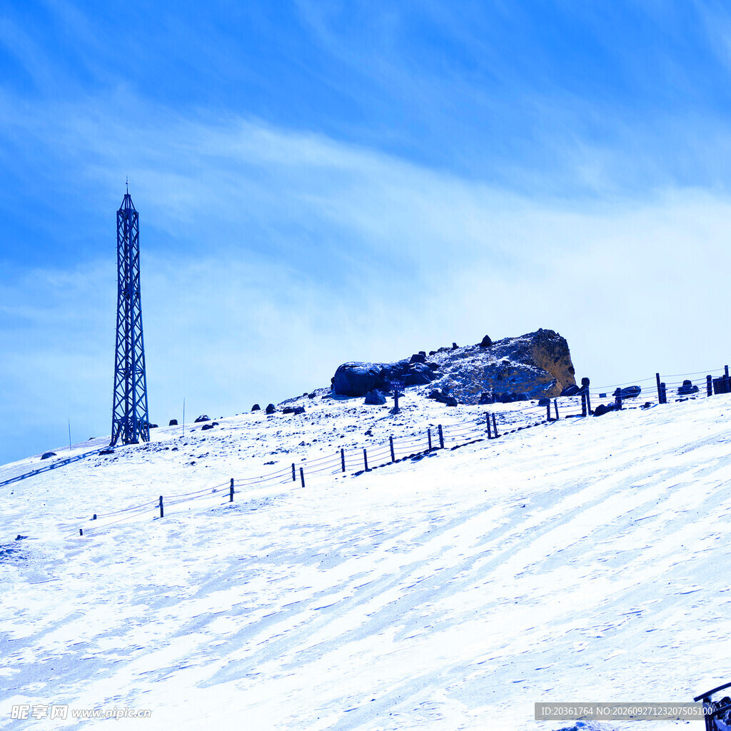 冬日雪山铁塔景观