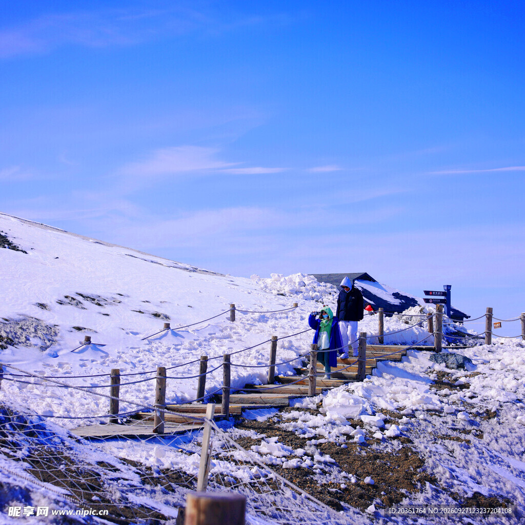 晴日雪原步道风光