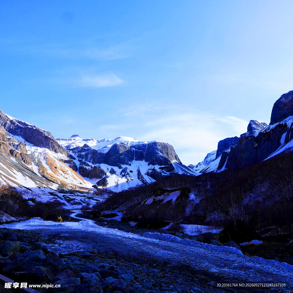 冬日雪山峡谷风光