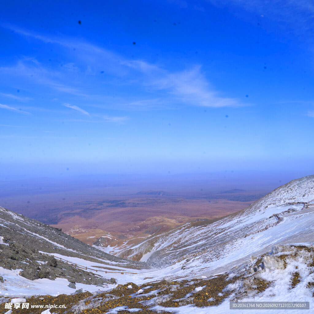 晴日雪山旷野风光
