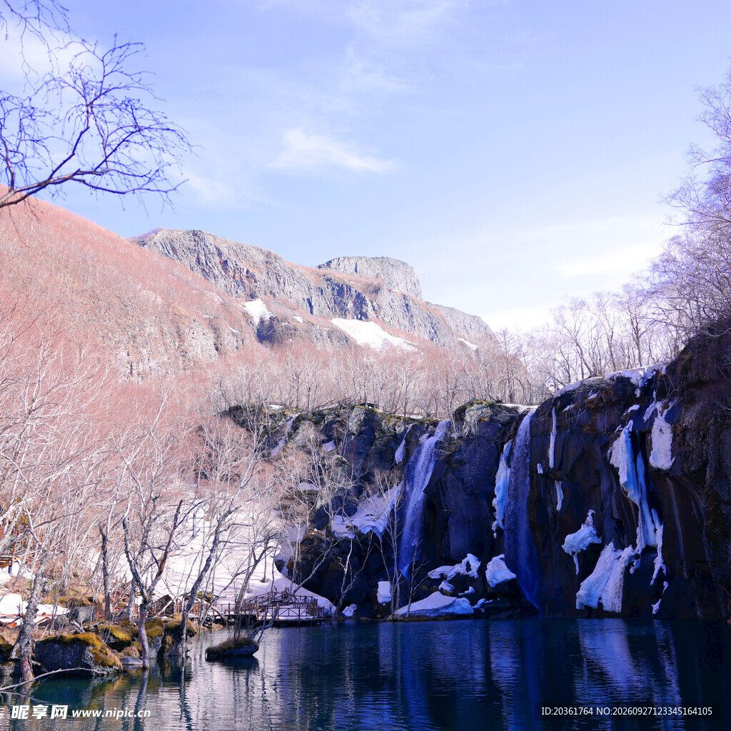 冬日山间瀑布风光