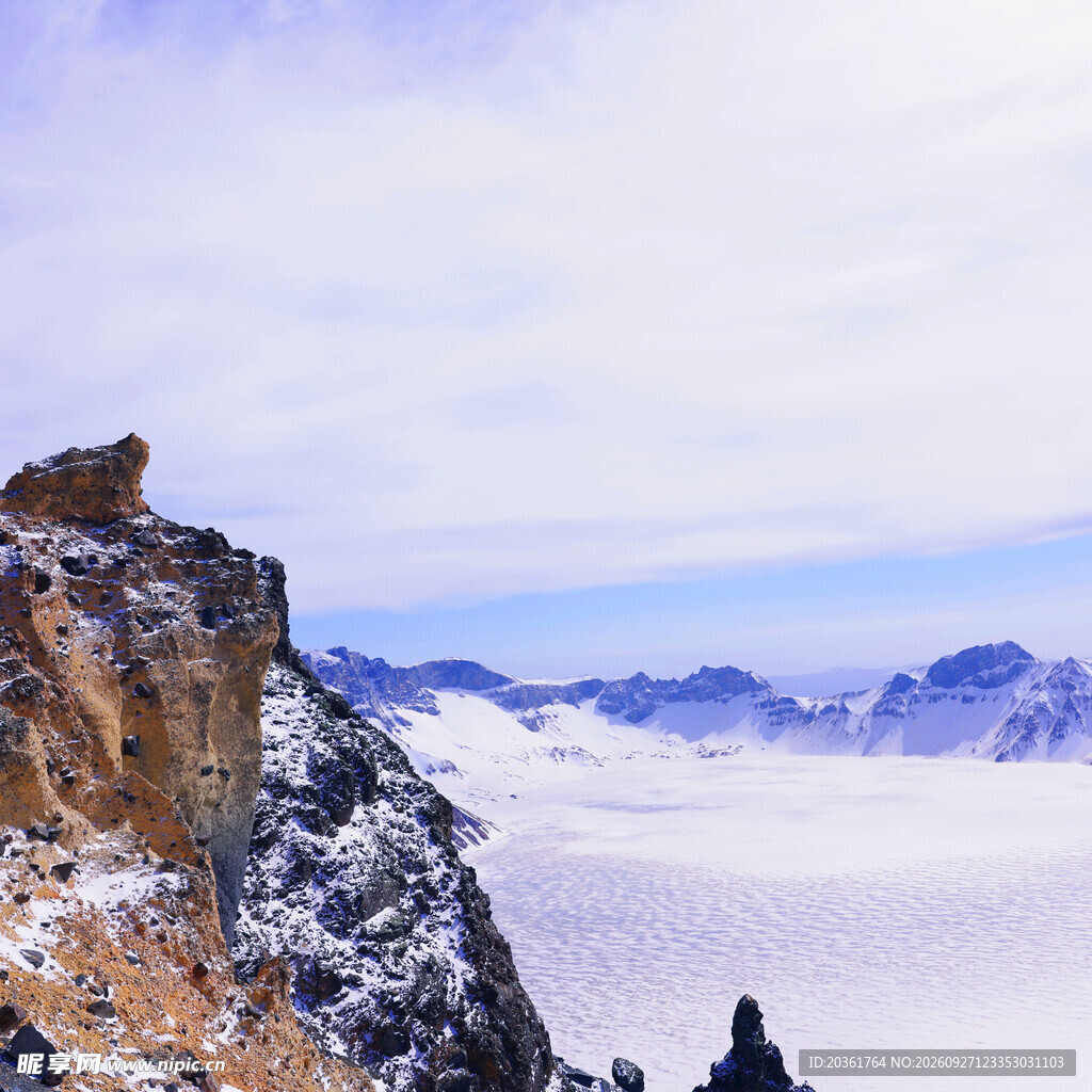 山巅云海雪景