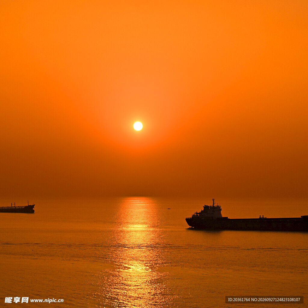 海上落日货轮剪影