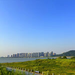 湖畔城市郊野风光
