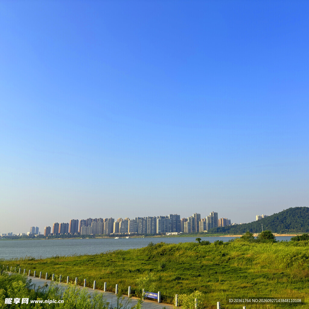 湖畔城市郊野风光