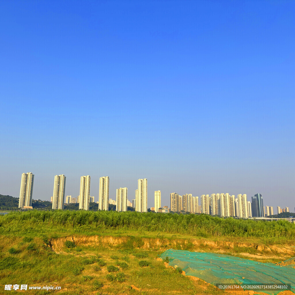 晴朗蓝天下城郊建筑群