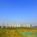 城郊晴空住宅建筑群远景