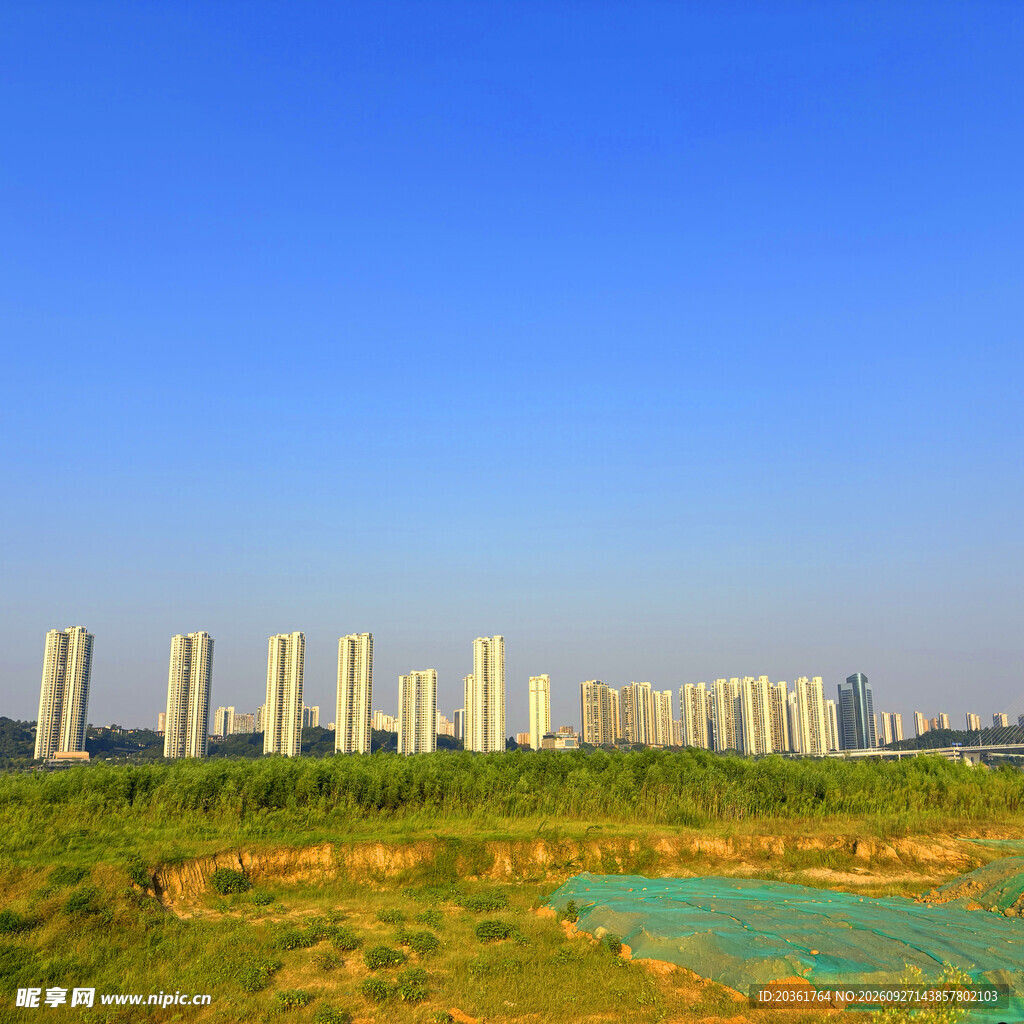 城郊晴空住宅建筑群远景