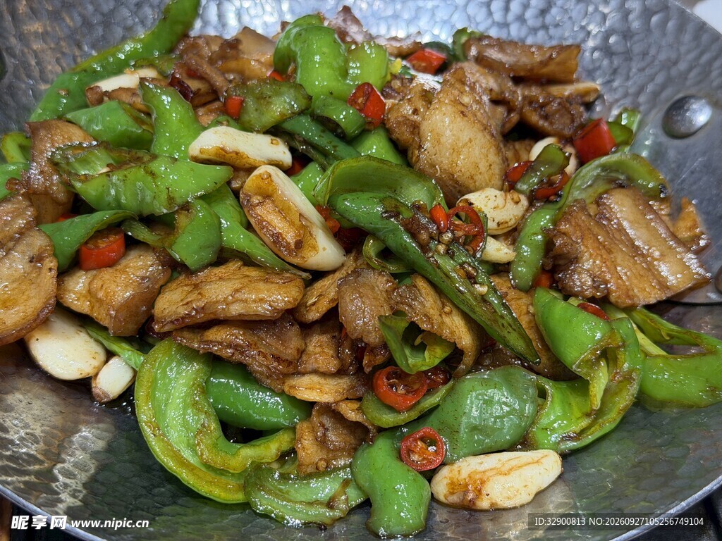 家常青椒炒五花肉