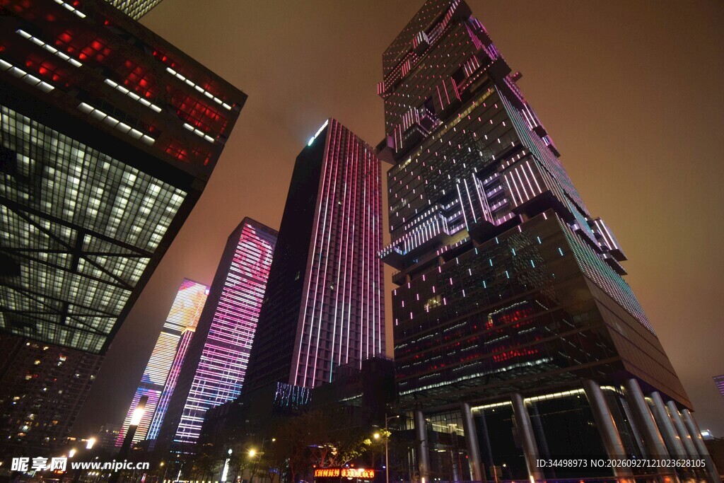 都市高楼夜景仰拍