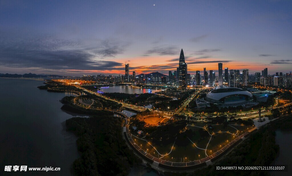 黄昏滨海城市全景