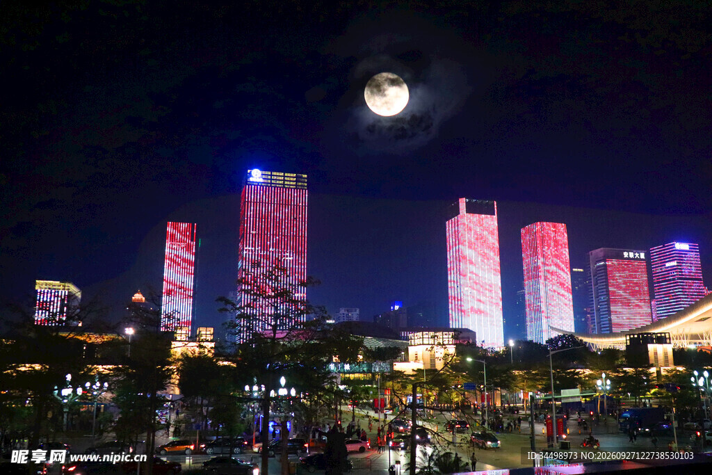 圆月映照都市夜景