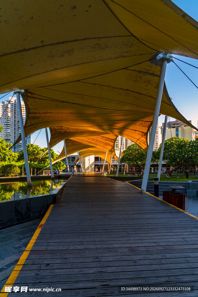 黄昏户外景观步道