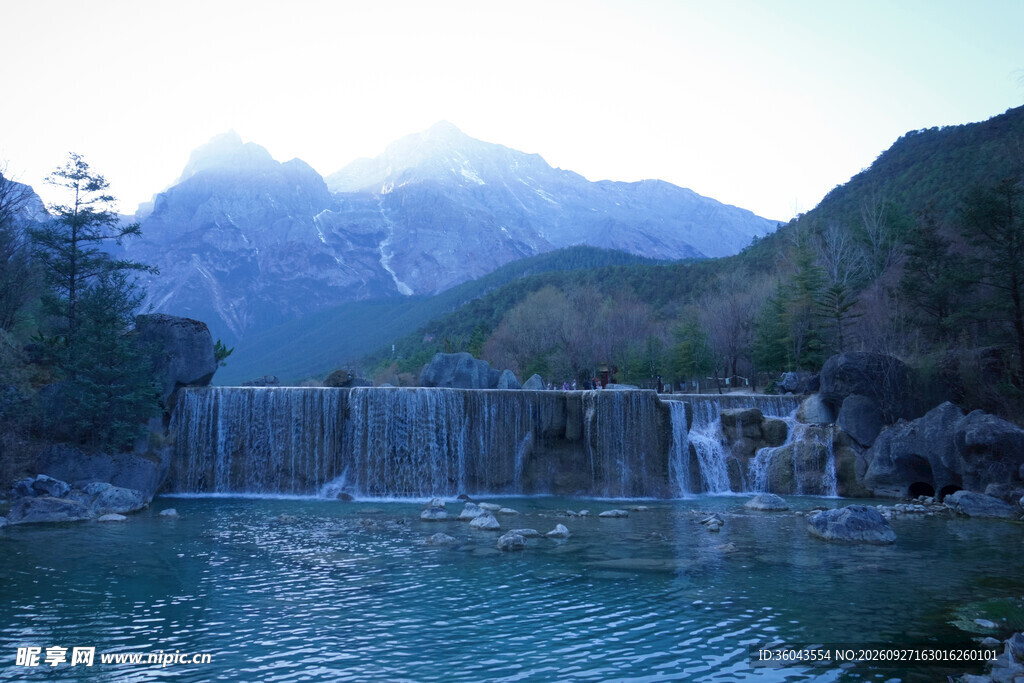 山间水库大坝风光