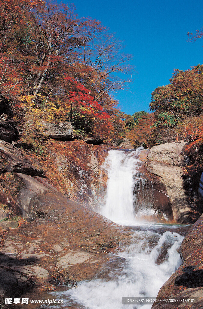 秋日山涧瀑布风光