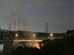 郊野暮色输电塔夜景