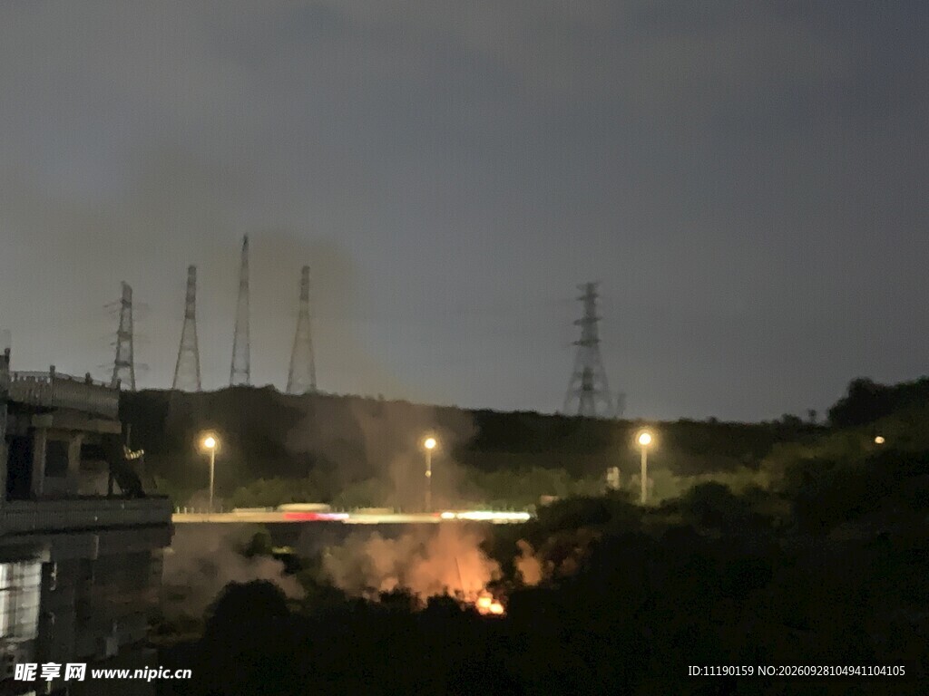 郊野暮色输电塔夜景