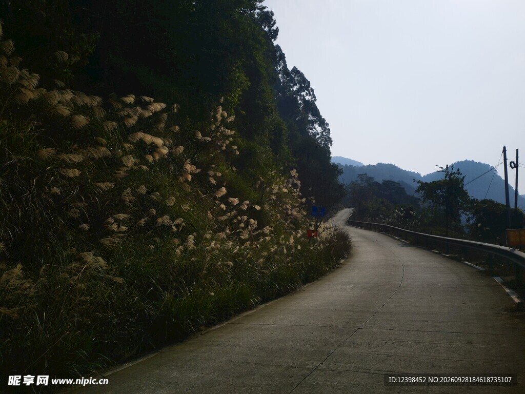 郊野山间公路风光