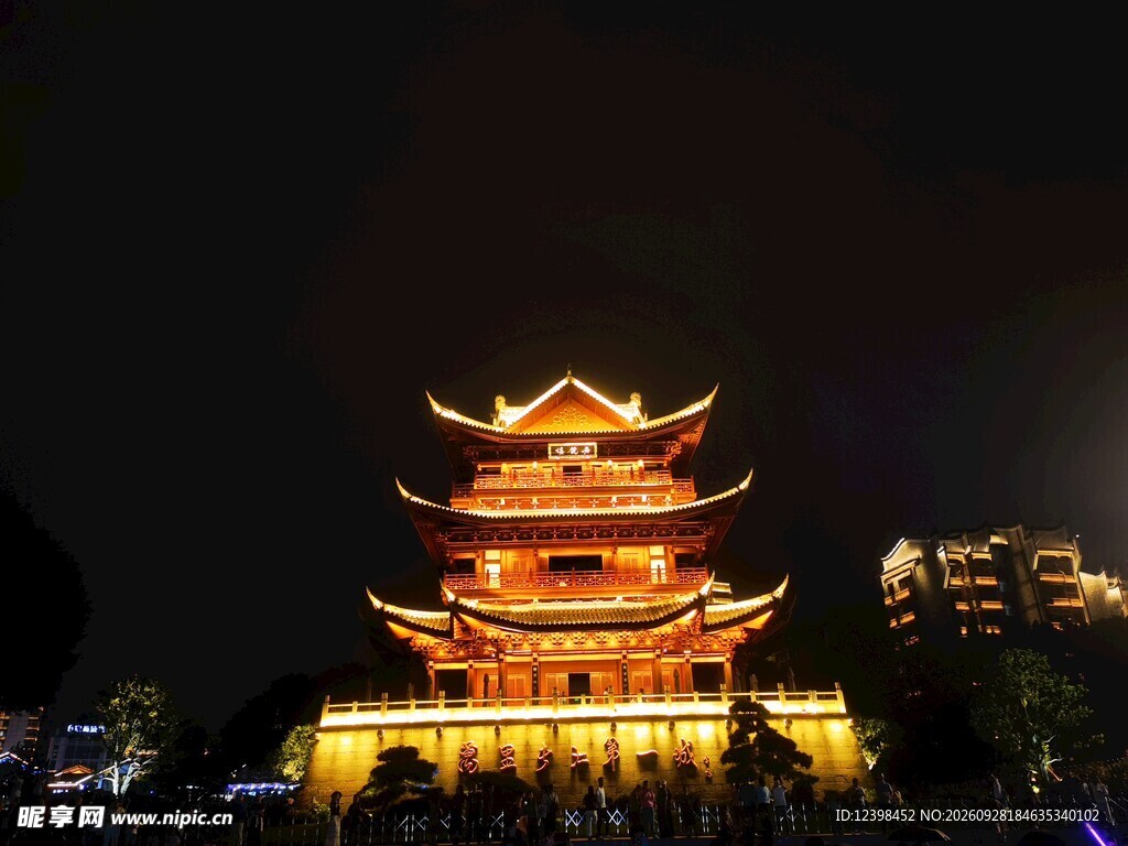 中式古楼夜景