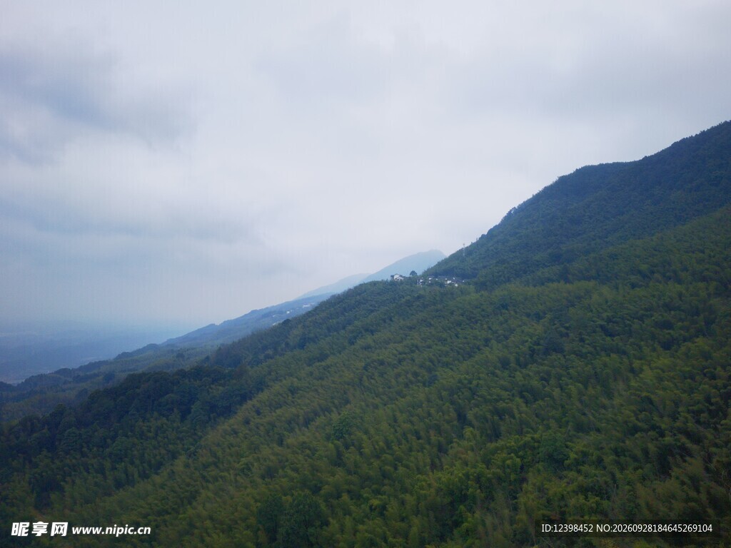 阴天青山层峦风光