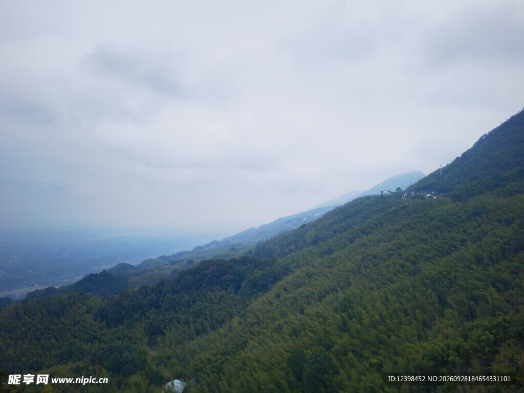 阴云山野自然风景