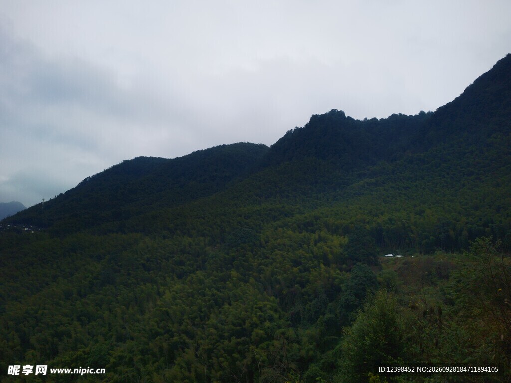 阴天山野山峦风光