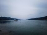 雾色江景孤舟远山