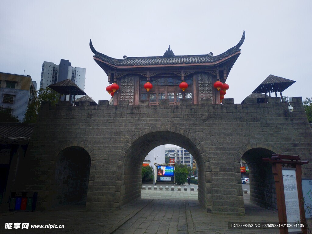 传统古城门城楼