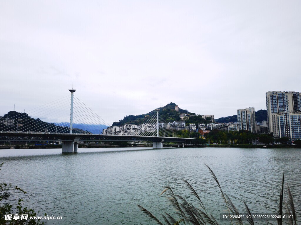 江畔城市江景风光