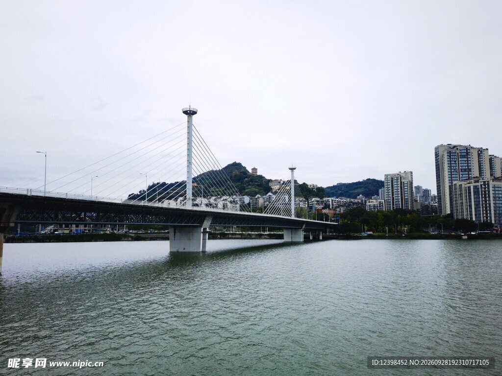 江畔跨江大桥城市风光