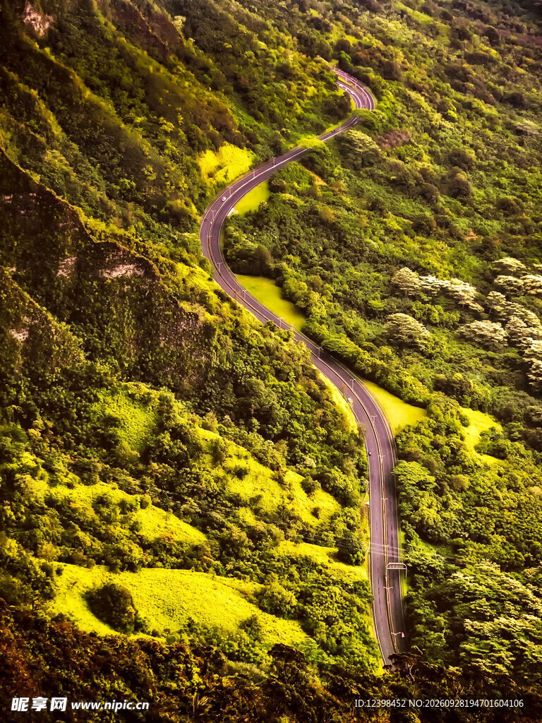 山间蜿蜒公路航拍