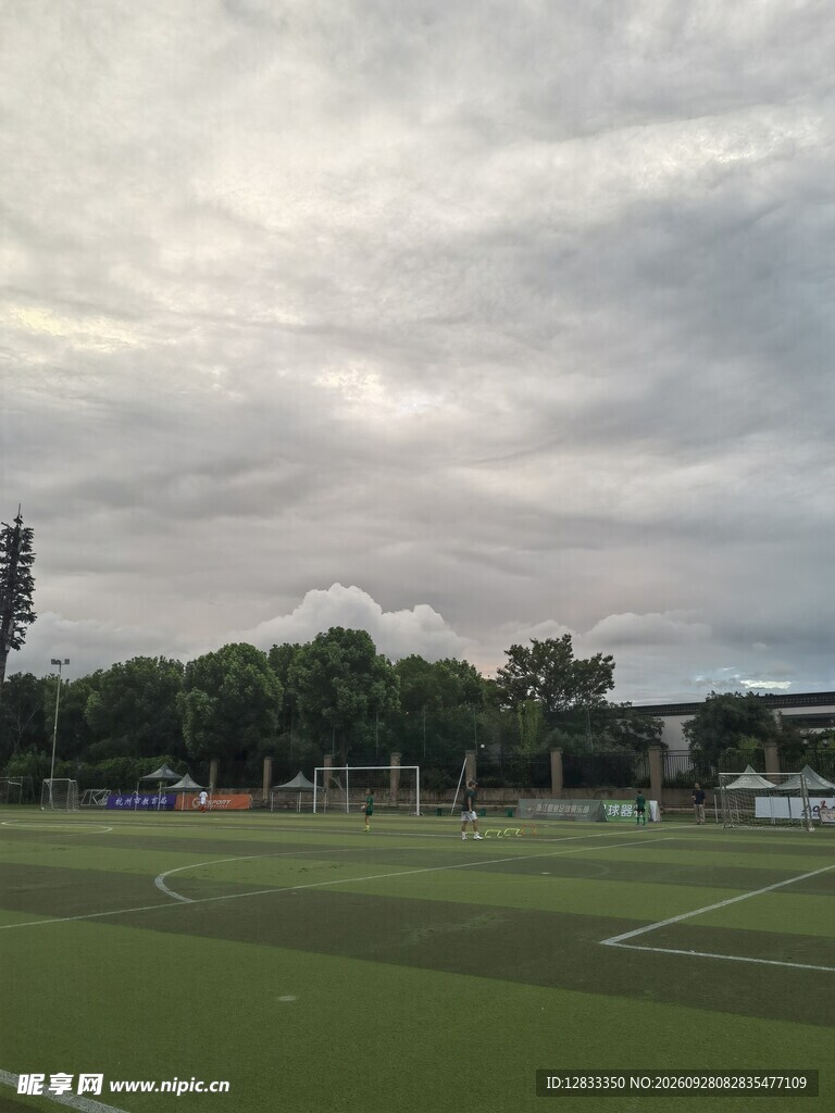 阴天操场户外风光