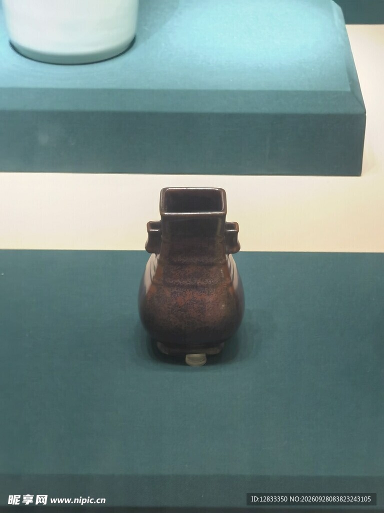 桌面摆放的腕表