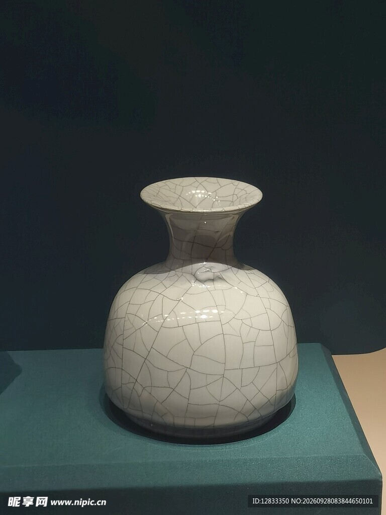 馆藏白釉开片瓷瓶