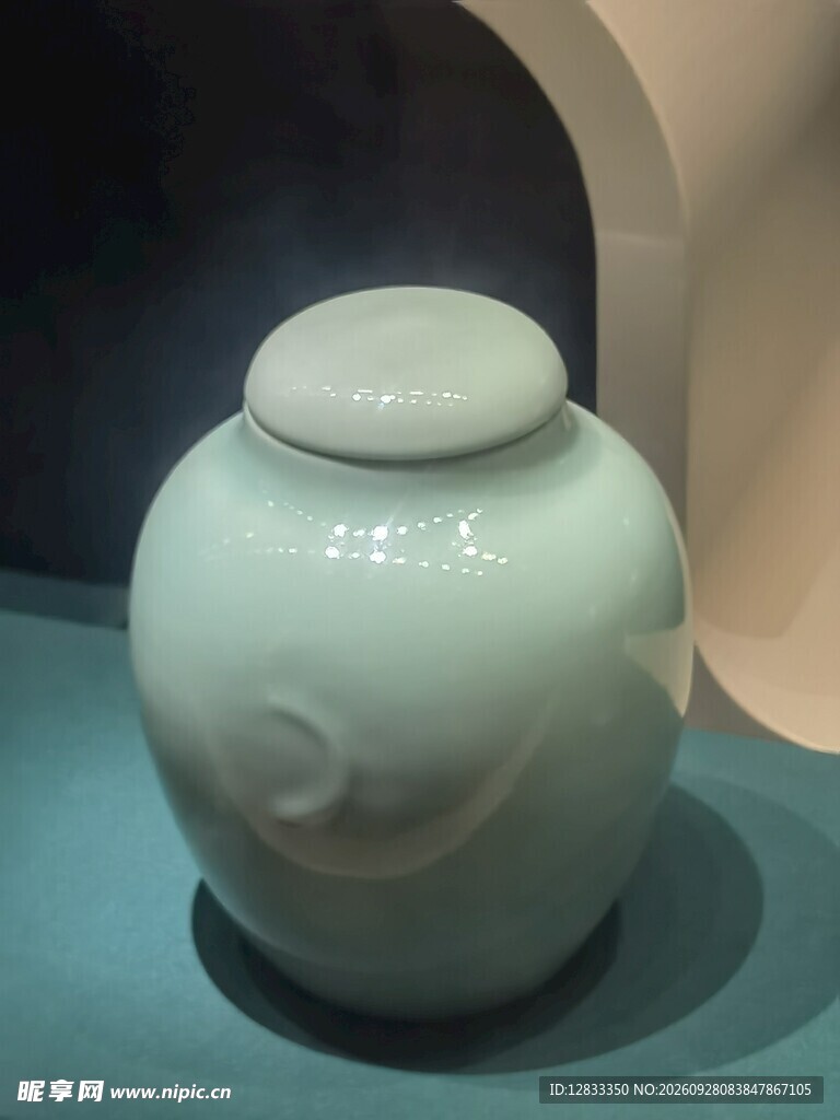 青瓷带盖茶叶罐