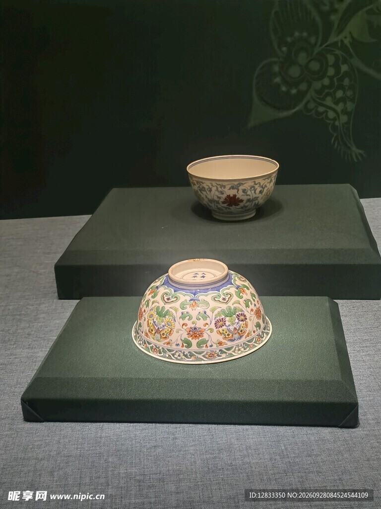 馆藏古瓷碗展示